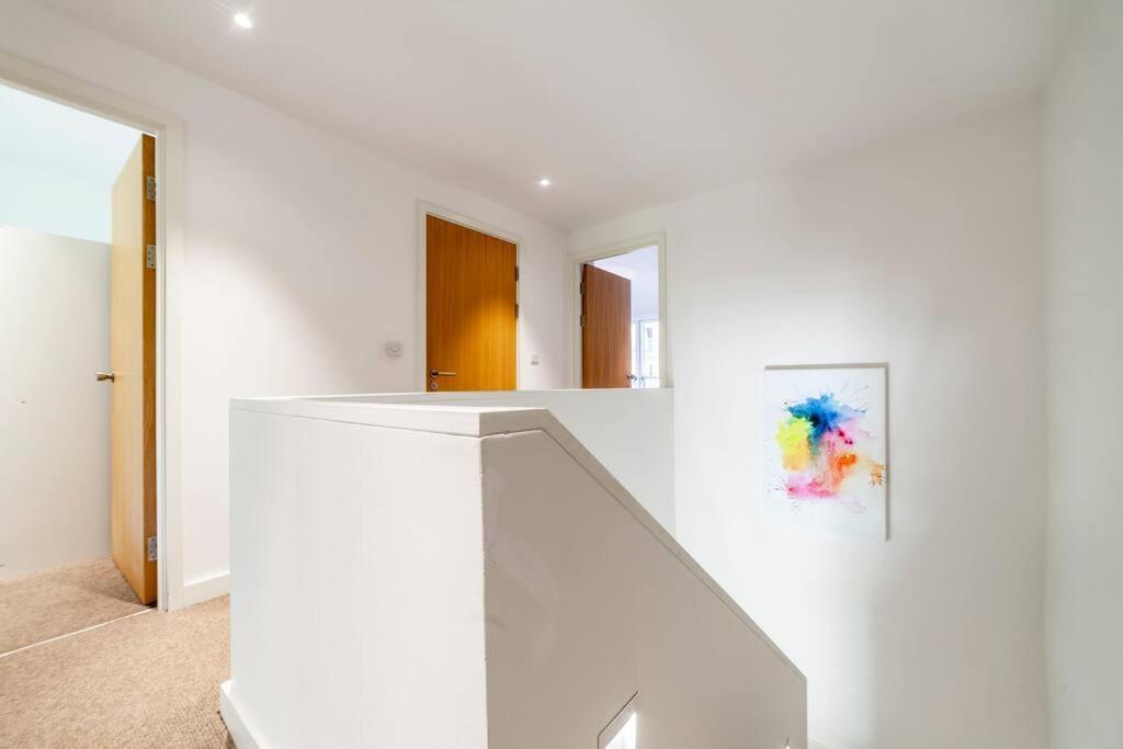 Stunning New 3 Bdr Duplex Wbalcony, East London Apartment Exterior photo